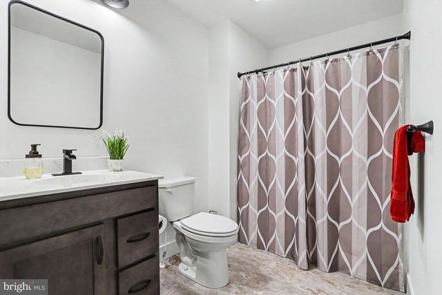 100 MEADOWS BND, Lititz, PA 17543