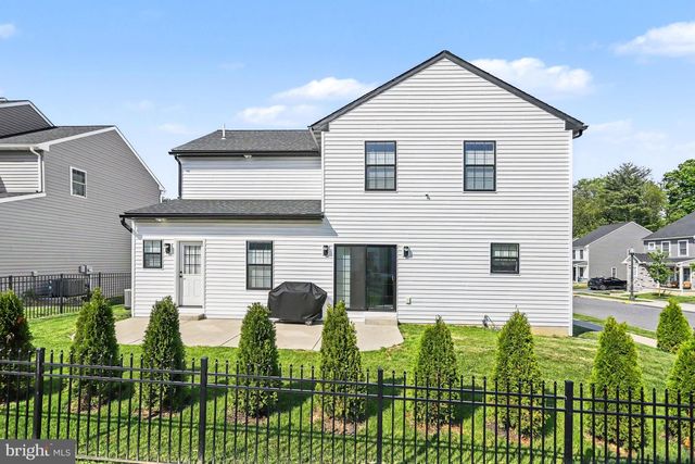 100 MEADOWS BND, Lititz, PA 17543