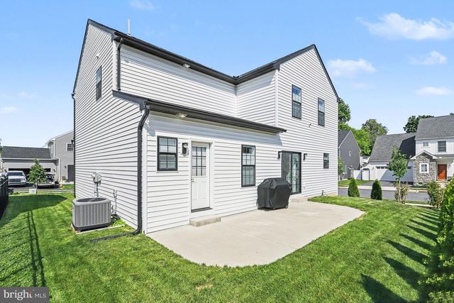 100 MEADOWS BND, Lititz, PA 17543