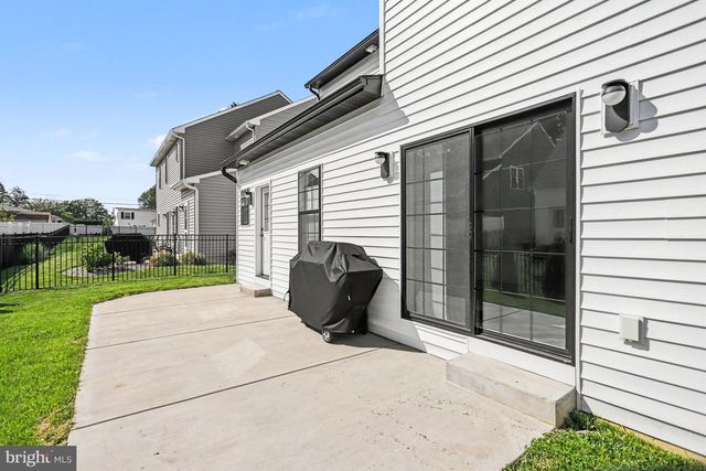100 MEADOWS BND, Lititz, PA 17543