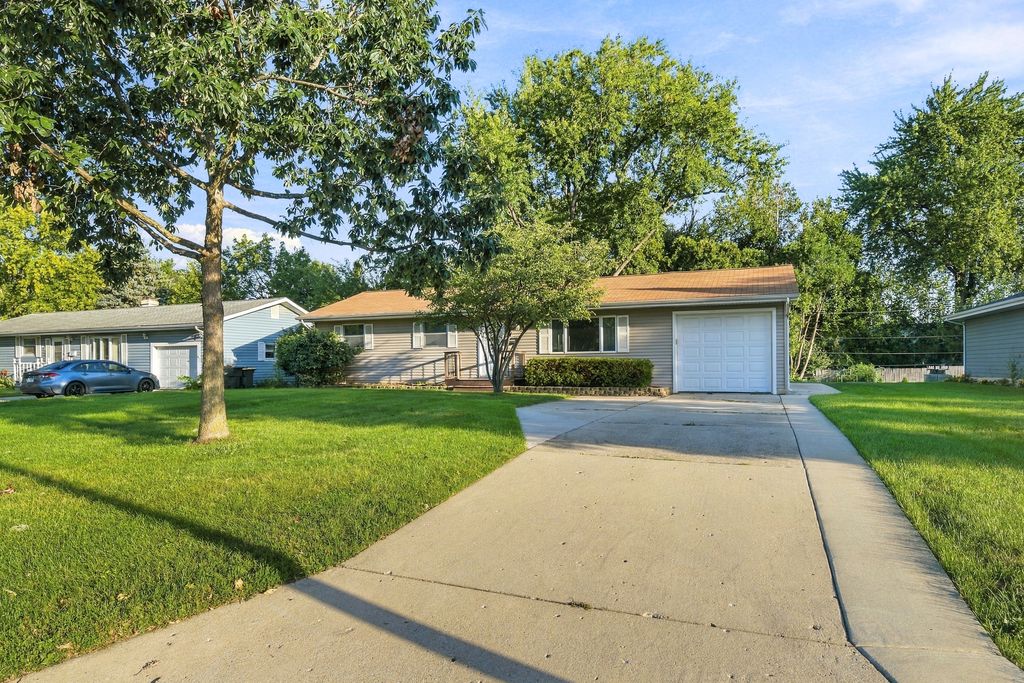 145 Shawnee Drive, Carol Stream, IL 60188 — photo 2