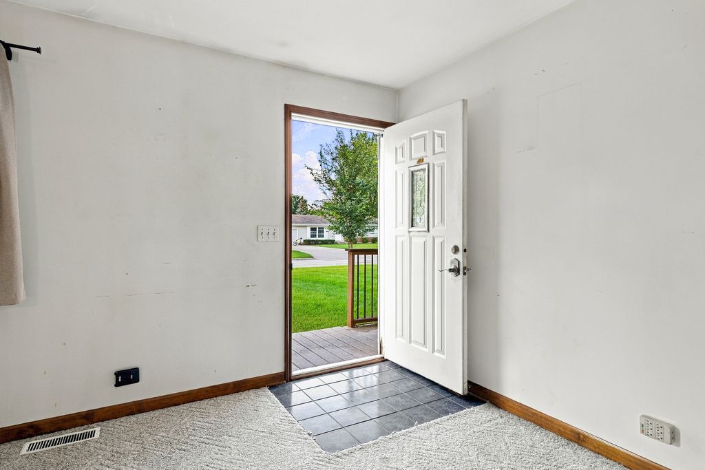 145 Shawnee Drive, Carol Stream, IL 60188 — photo 4