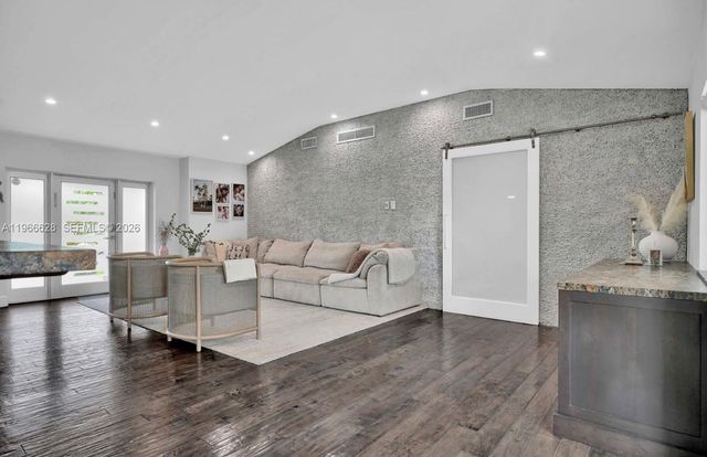 1050 Jefferson St, Hollywood, FL 33019