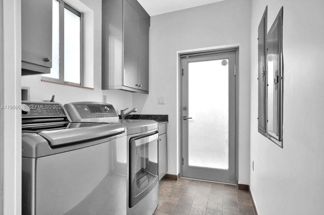 1050 Jefferson St, Hollywood, FL 33019