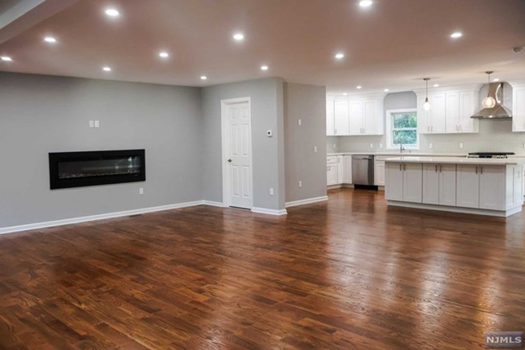 20 Mountain Avenue, Wanaque, NJ 07465