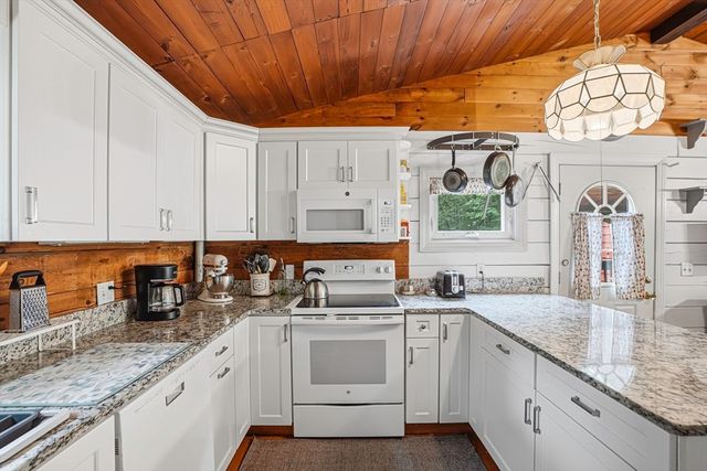 59 Woodland Rd, Southborough, MA 01772