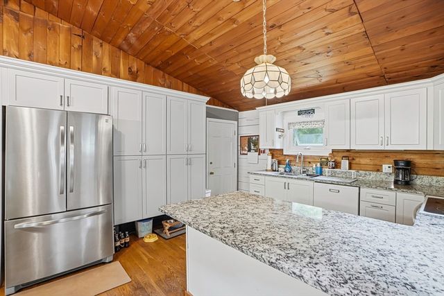 59 Woodland Rd, Southborough, MA 01772
