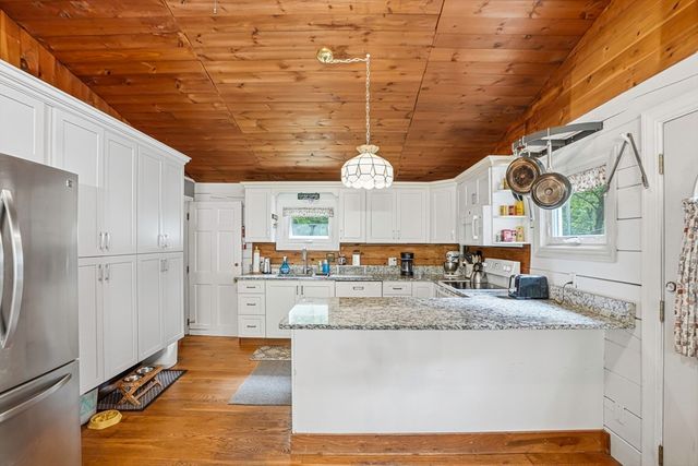 59 Woodland Rd, Southborough, MA 01772