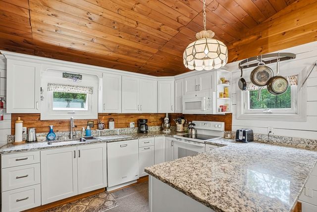 59 Woodland Rd, Southborough, MA 01772