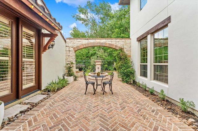 19 Paloma Bend Place, The Woodlands, TX 77389