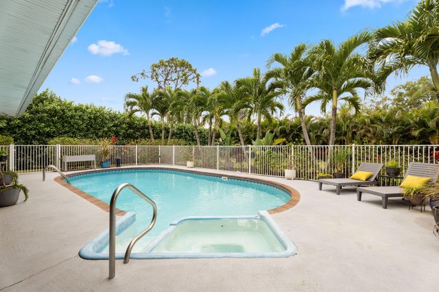 3952 SE Fairway W, Stuart, FL 34997