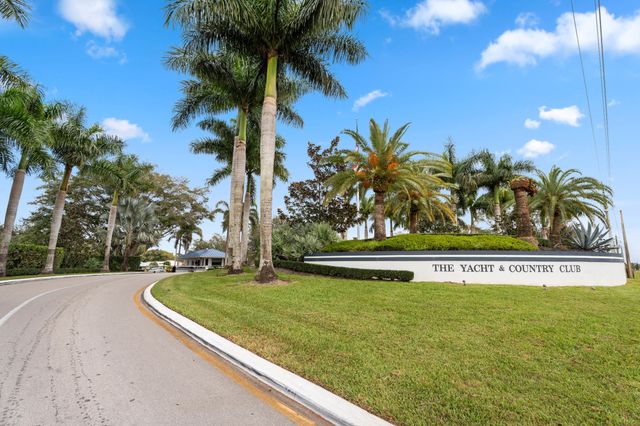 3952 SE Fairway W, Stuart, FL 34997