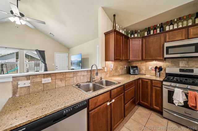 2212 E Elmira Street, Broken Arrow, OK 74012