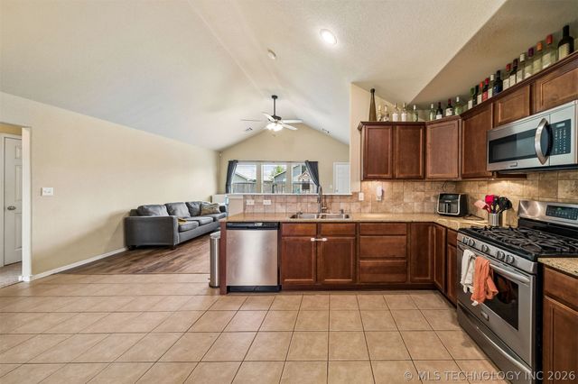 2212 E Elmira Street, Broken Arrow, OK 74012