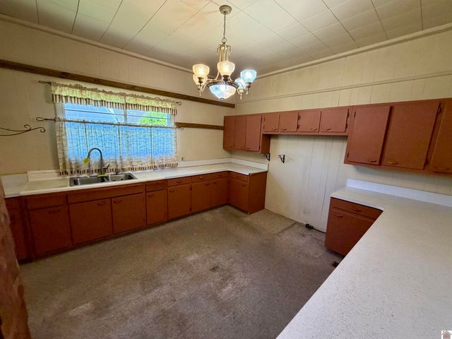 328 Head St, Paris, TN 38242