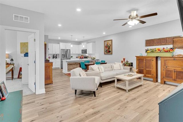 703 Ridge Drive, Smithville, MO 64089