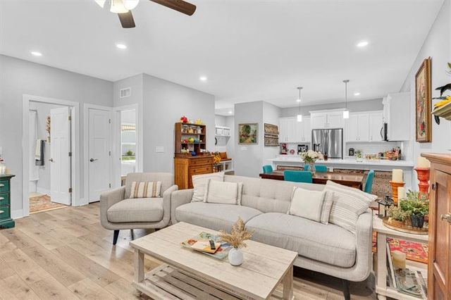 703 Ridge Drive, Smithville, MO 64089