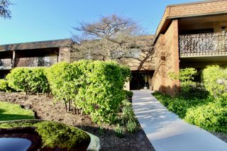 10 Old Oak Drive 103, Buffalo Grove, IL 60089
