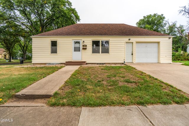 1002 E F Avenue E, Bismarck, ND 58501 property photo
