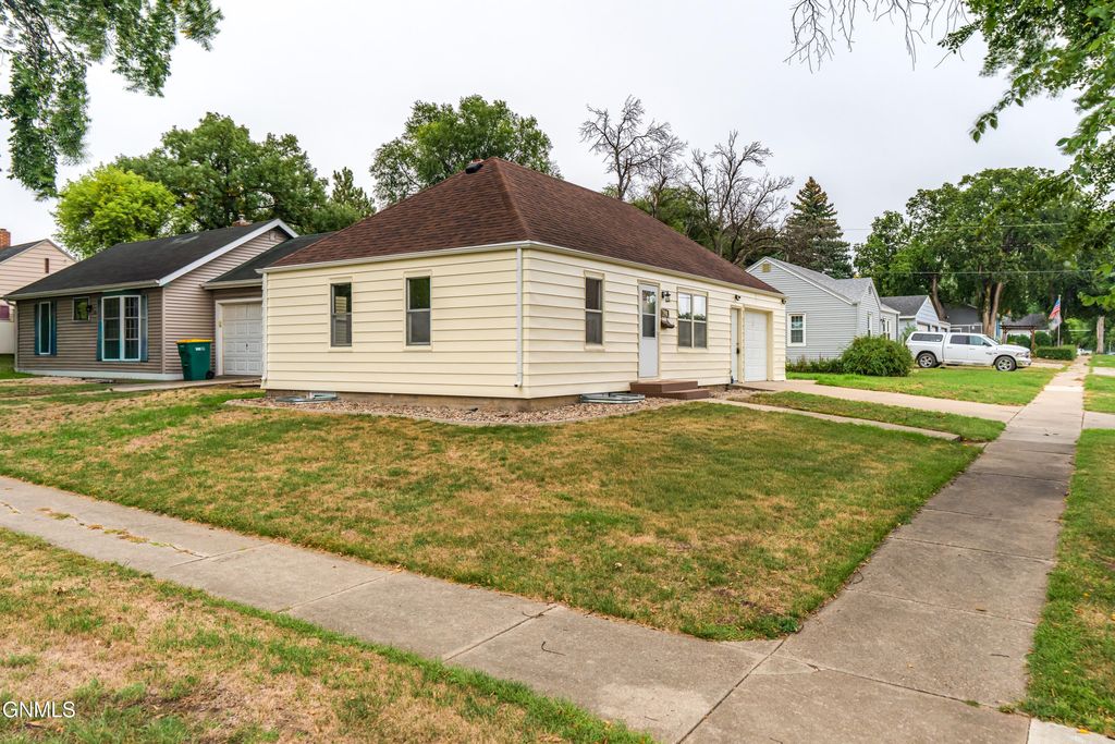 1002 E F Avenue E, Bismarck, ND 58501 photo 2