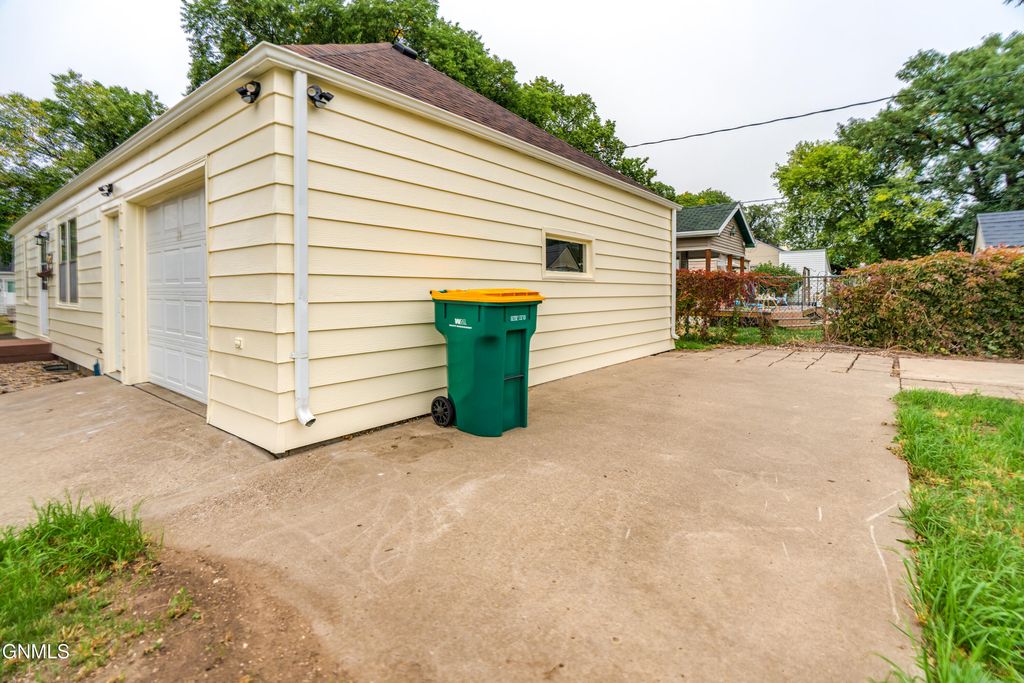 1002 E F Avenue E, Bismarck, ND 58501 photo 3