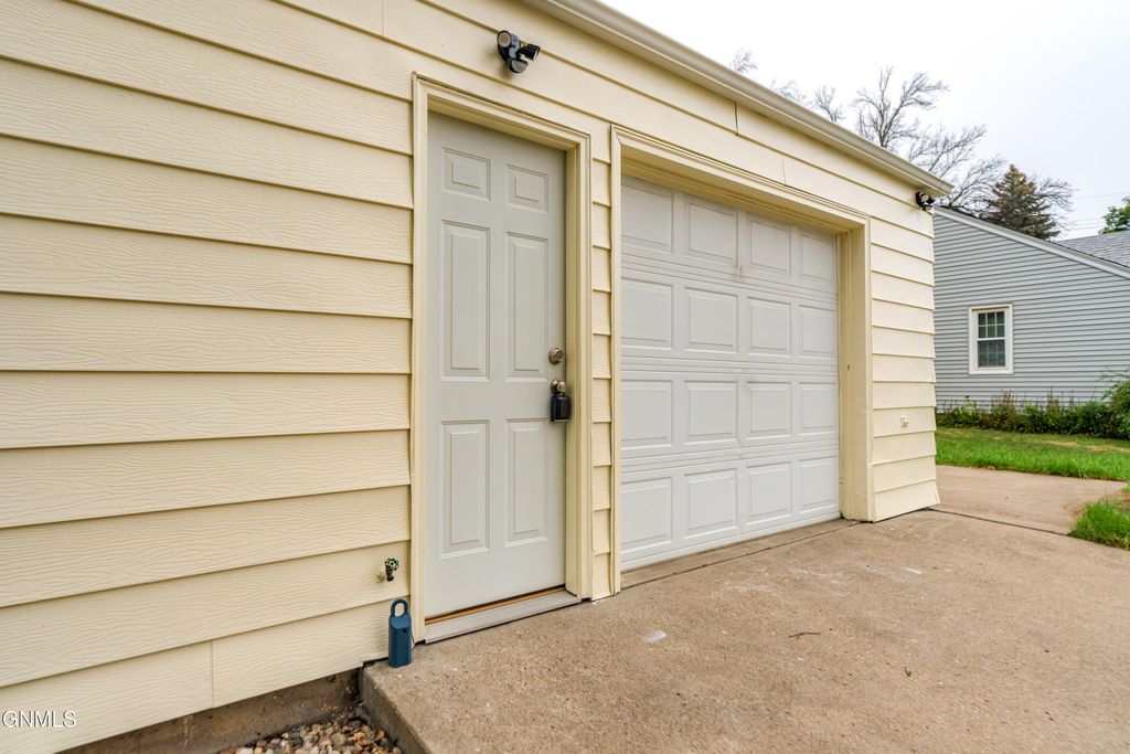 1002 E F Avenue E, Bismarck, ND 58501 photo 4