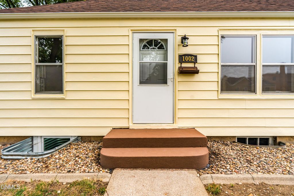 1002 E F Avenue E, Bismarck, ND 58501 photo 5