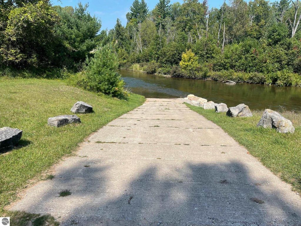 Image 11 of property listing at 5803 SW Old Oak Trail, Fife Lake, MI 49633