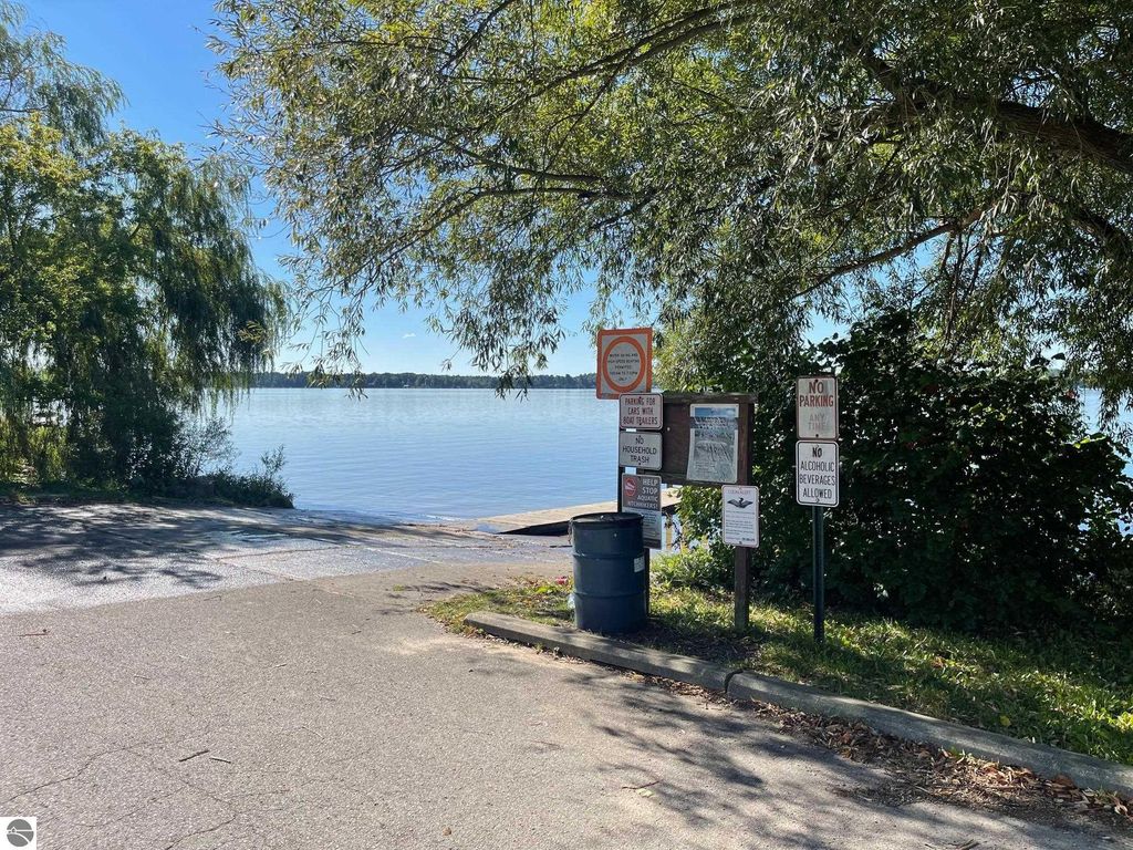 Image 14 of property listing at 5803 SW Old Oak Trail, Fife Lake, MI 49633