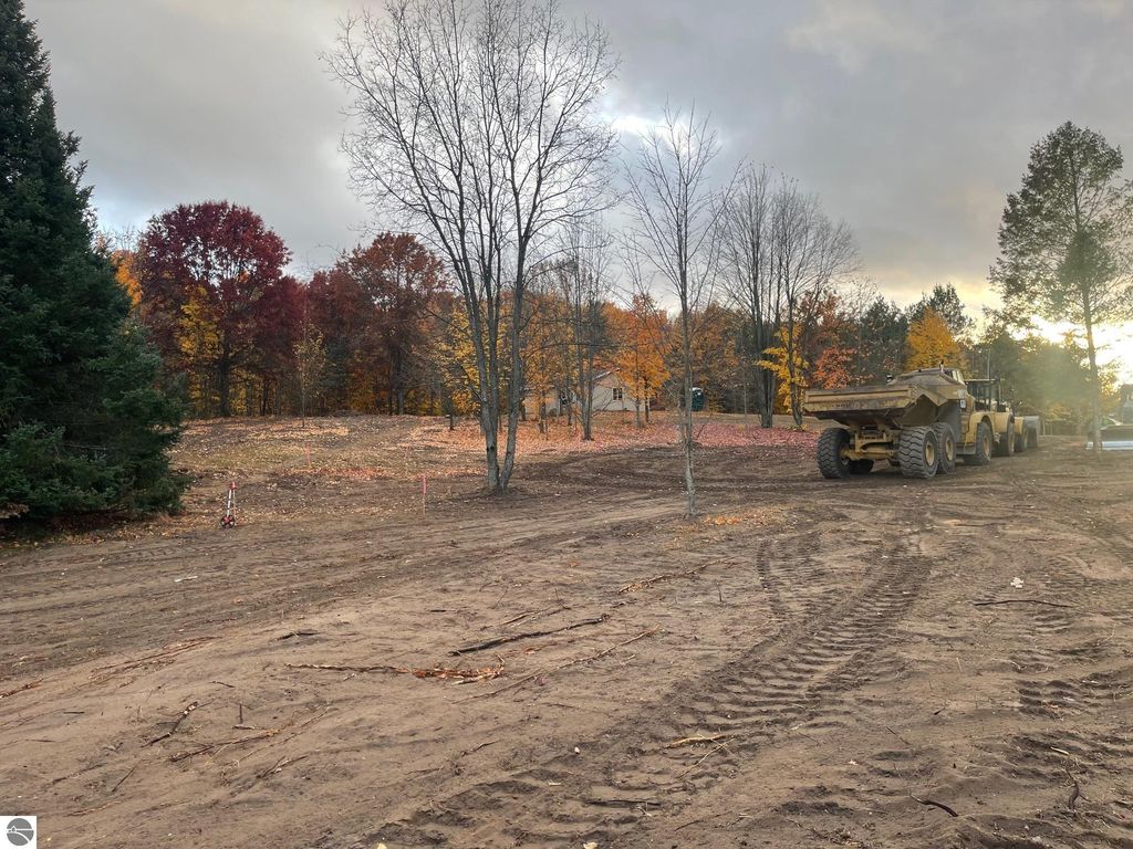 Image 5 of property listing at 5803 SW Old Oak Trail, Fife Lake, MI 49633