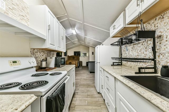 218 Shady Oaks, Alvin, TX 77511