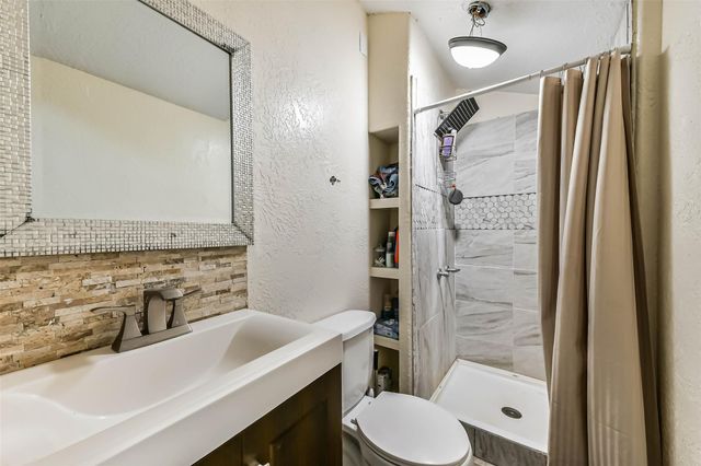 218 Shady Oaks, Alvin, TX 77511