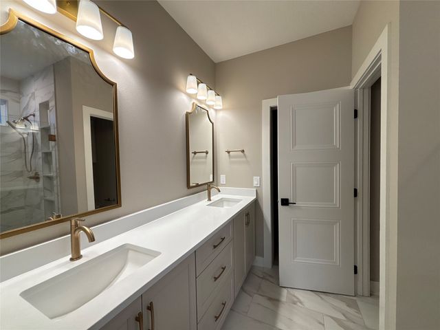 347 S Cedar Ridge Cove, West Des Moines, IA 50266