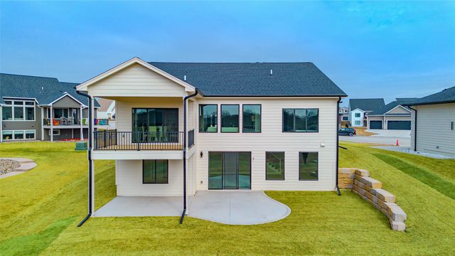 347 S Cedar Ridge Cove, West Des Moines, IA 50266