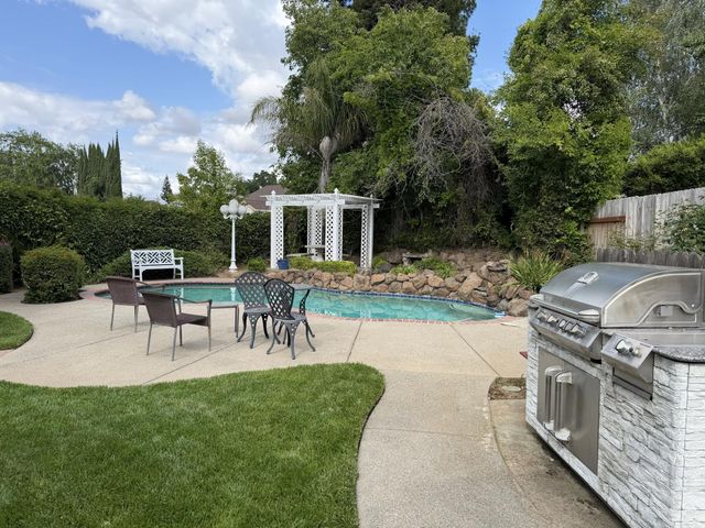 9025 Athelson Pl, Sacramento, CA 95829