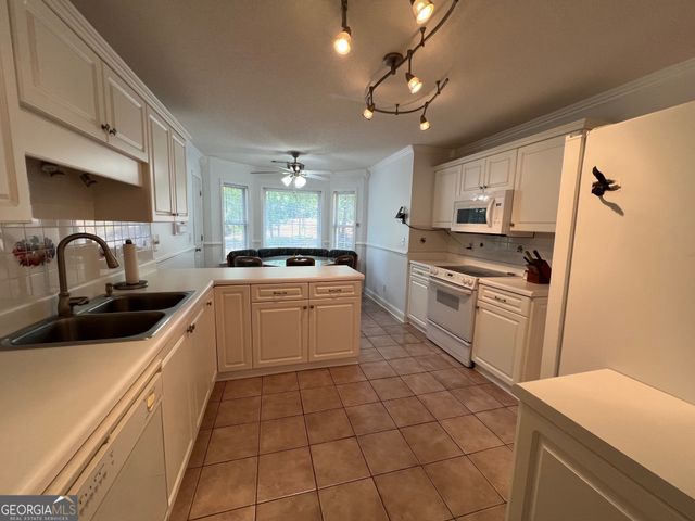 111 Red Oak Glen, Centerville, GA 31028