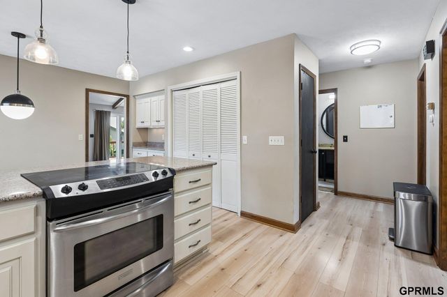 9362 Decatur Plaza, Omaha, NE 68114