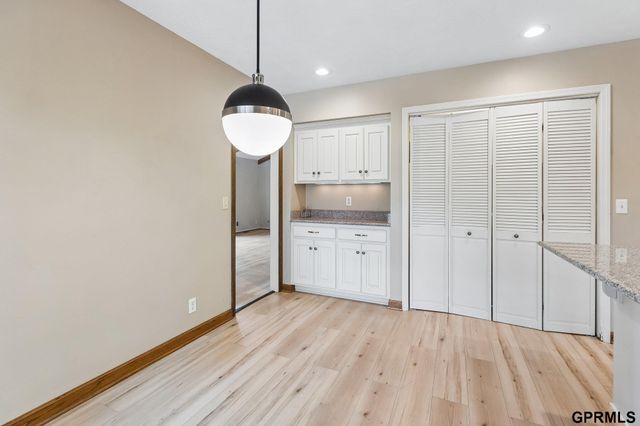 9362 Decatur Plaza, Omaha, NE 68114