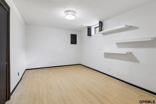 9362 Decatur Plaza, Omaha, NE 68114