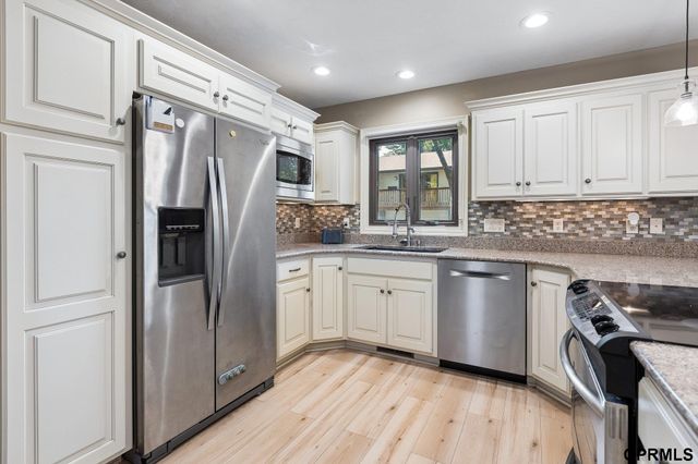 9362 Decatur Plaza, Omaha, NE 68114