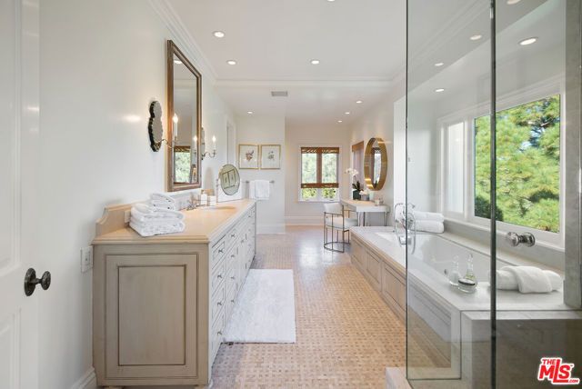 980 STRADELLA Road, Los Angeles, CA 90077