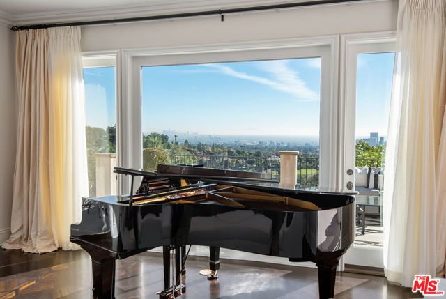 980 STRADELLA Road, Los Angeles, CA 90077