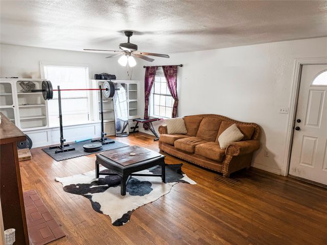 1136 W Long Street, Stephenville, TX 76401