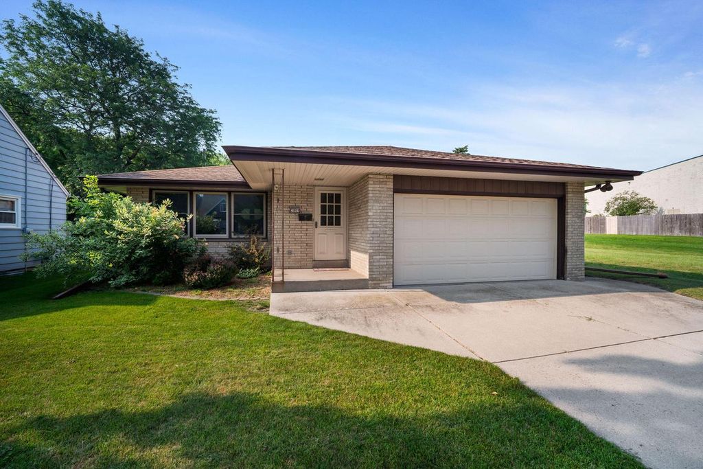 2805 E Cudahy AVENUE, Saint Francis, WI 53235