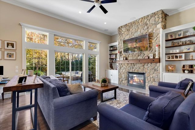 35 Spinnaker Dr W, Mashpee, MA 02649