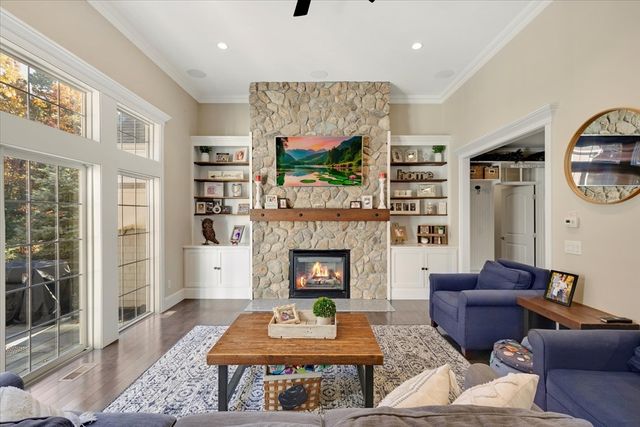 35 Spinnaker Dr W, Mashpee, MA 02649