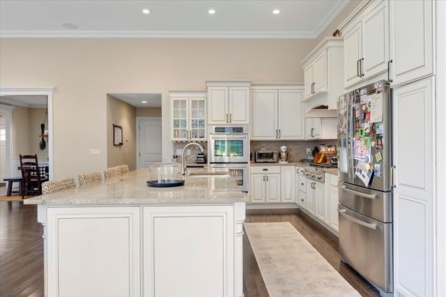 35 Spinnaker Dr W, Mashpee, MA 02649