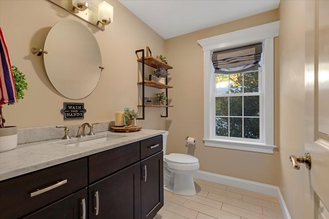 35 Spinnaker Dr W, Mashpee, MA 02649