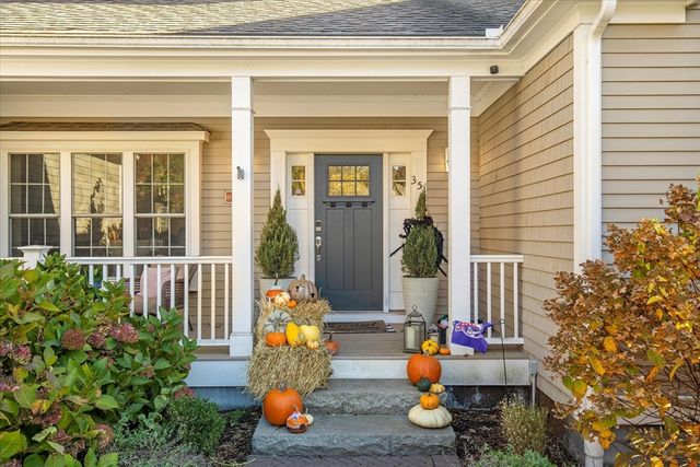 35 Spinnaker Dr W, Mashpee, MA 02649