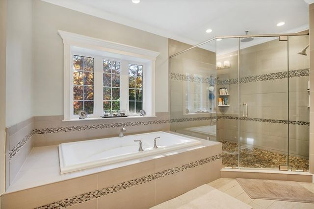 35 Spinnaker Dr W, Mashpee, MA 02649